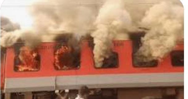 लुधियाना से दिल्ली जा रही गरीब रथ ट्रेन में लगी भीषंण आग,धू धू कर जलने लगी बोगियां..