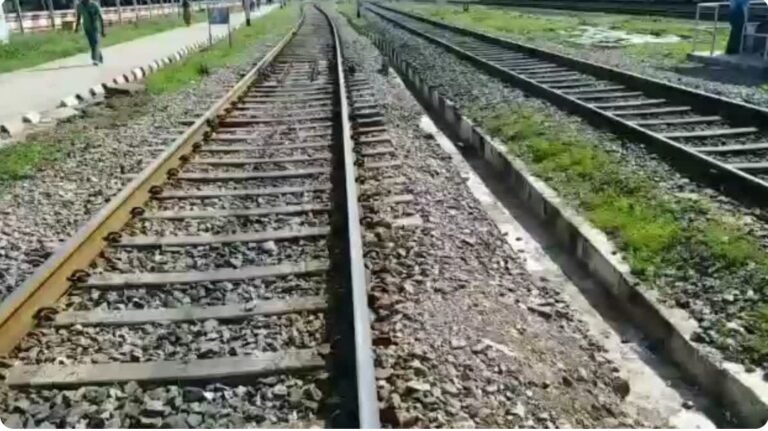 *छत्तीसगढ़ में 23-24 जुलाई को रेल सफर पर ब्रेक, भाटापारा-हथबंद में काम के कारण 8 ट्रेनें रद्द, यात्रियों को होगी परेशानी*