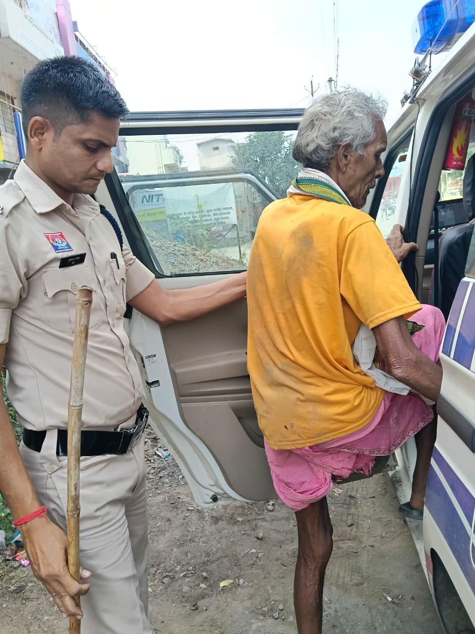 खाकी का मानवीय चेहरा! तमनार में रास्ता भटके बुजुर्ग के लिए फरिश्ता बनी Dial 112 टीम, सकुशल पहुंचाया घर